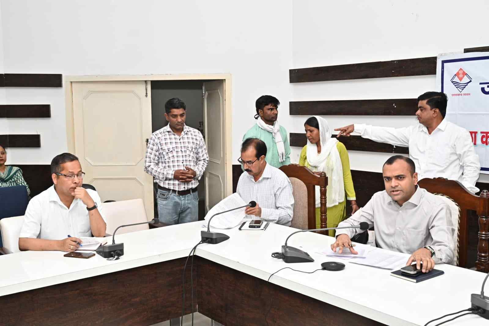 जनसुनवाई में 70 शिकायतें दर्ज, 32 का मौके पर निस्तारण—डीएम मयूर दीक्षित के सख्त निर्देश