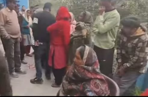 हनुमान मंदिर स्टाफ़ हाउस के पास बी एस सी की छात्रा ने गले में फंदा लगाकर आत्महत्या कर ली