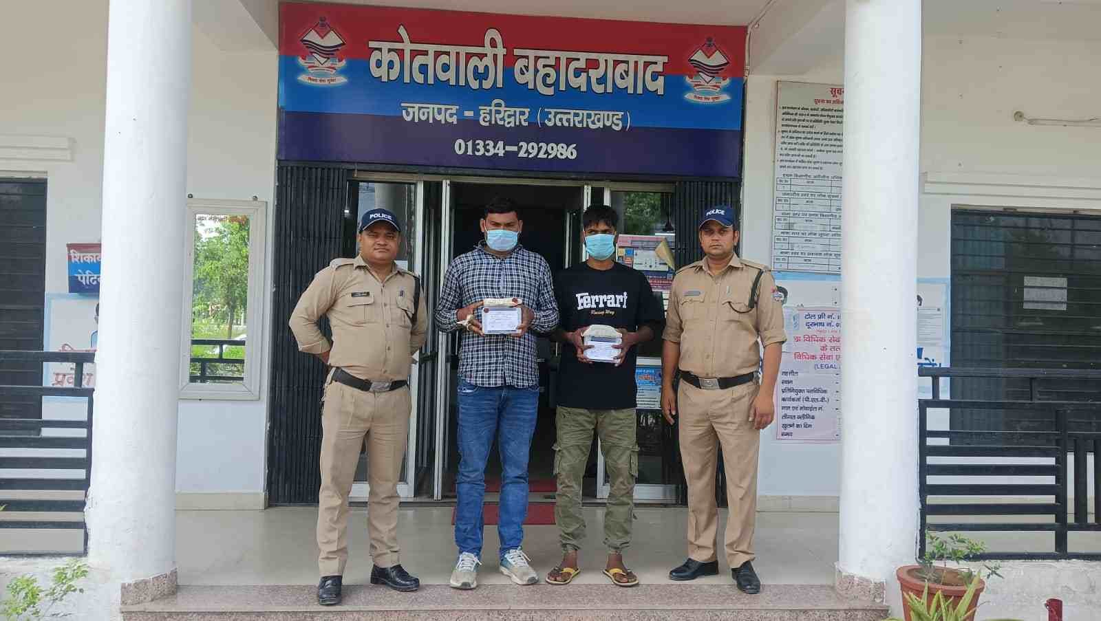हरिद्वार पुलिस को बड़ी सफलता, ATM फ्रॉड गिरोह का पर्दाफाश; 17 संदिग्ध ATM कार्ड समेत दो शातिर गिरफ्तार