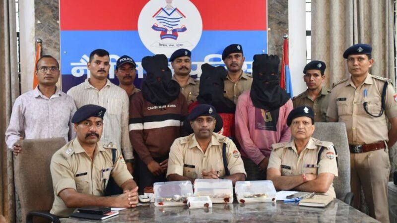 हल्द्वानी पुलिस ने किया शातिर चोर गिरोह का पर्दाफाश, 25 लाख के सोने-चांदी के आभूषण बरामद