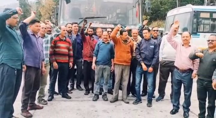 तीन माह से वेतन नहीं मिलने पर रोडवेज कर्मचारियों का धरना-प्रदर्शन, निगम प्रशासन के खिलाफ नारेबाजी