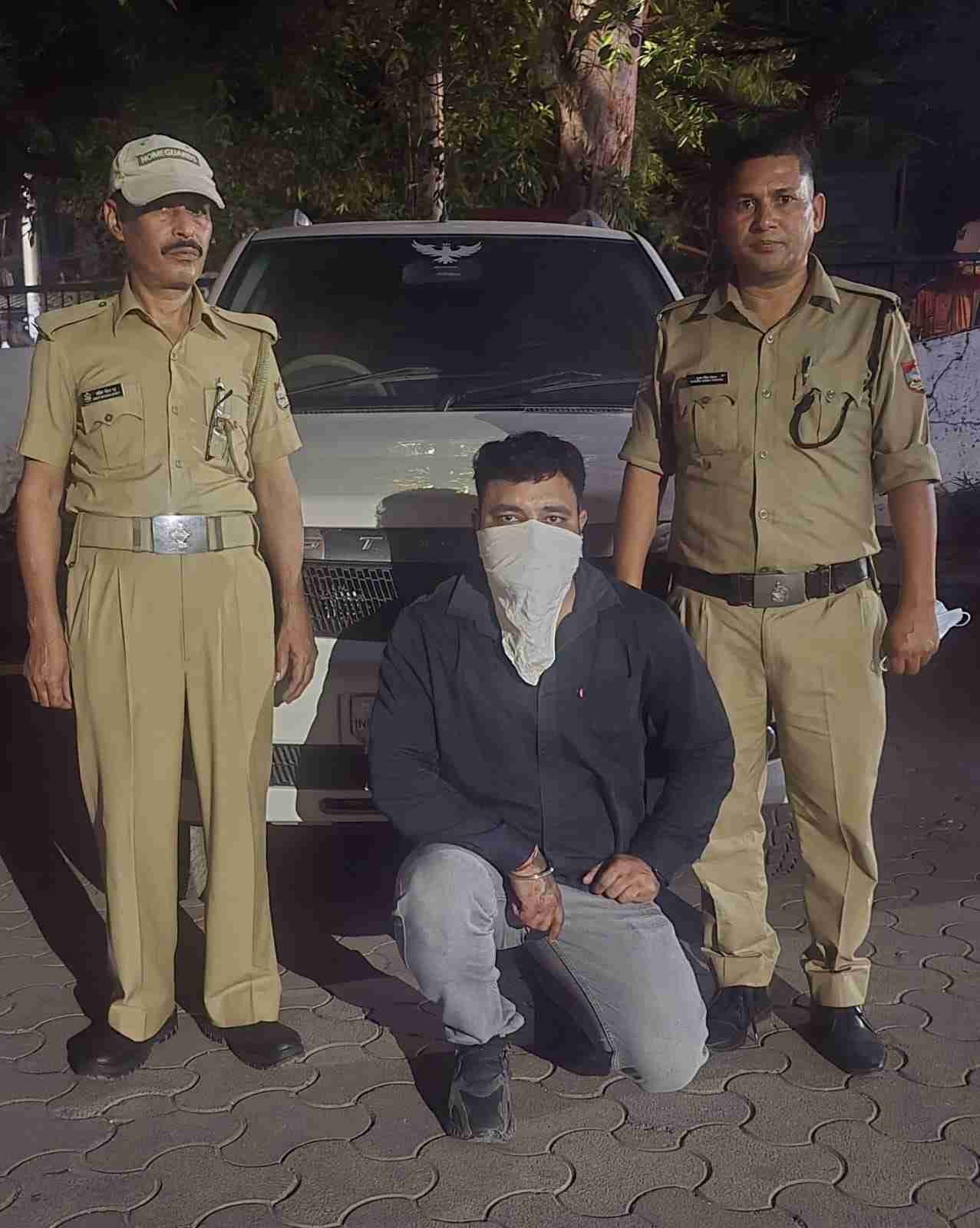 पुलिस से अभद्रता और सरकारी कार्य में बाधा डालने वाला आरोपी कार सहित गिरफ्तार
