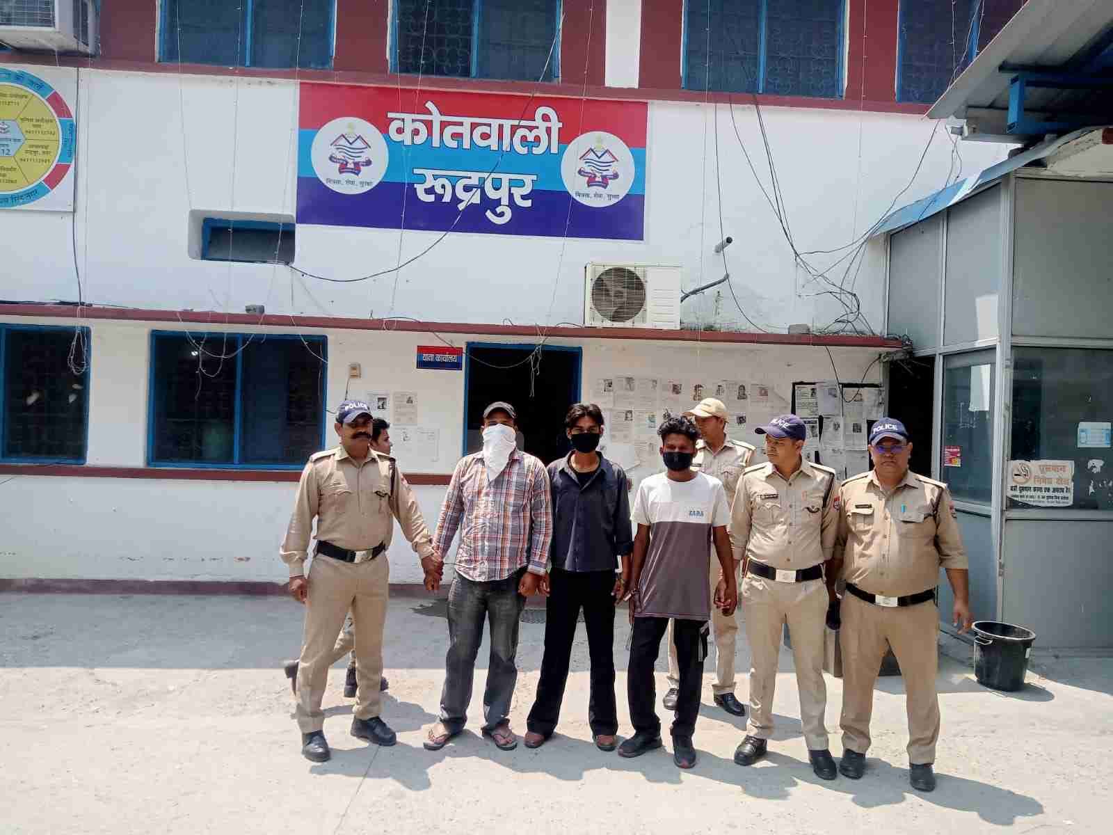 चाऊमीन के विवाद में चली गोली, तीन आरोपी गिरफ्तार; तमंचा और चाकू बरामद
