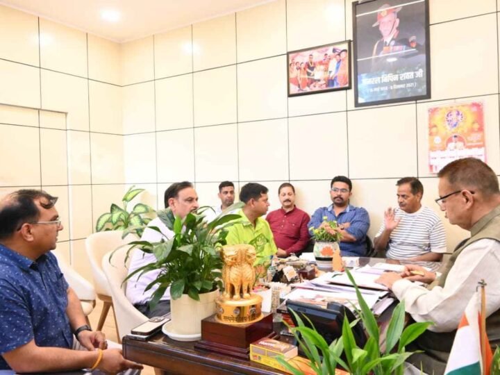 मसूरी विधानसभा क्षेत्र की सड़कों की समीक्षा, मोतीलाल नेहरू मार्ग की बदहाल स्थिति पर मंत्री गणेश जोशी नाराज