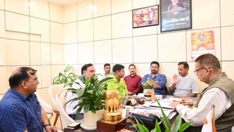 मसूरी विधानसभा क्षेत्र की सड़कों की समीक्षा, मोतीलाल नेहरू मार्ग की बदहाल स्थिति पर मंत्री गणेश जोशी नाराज