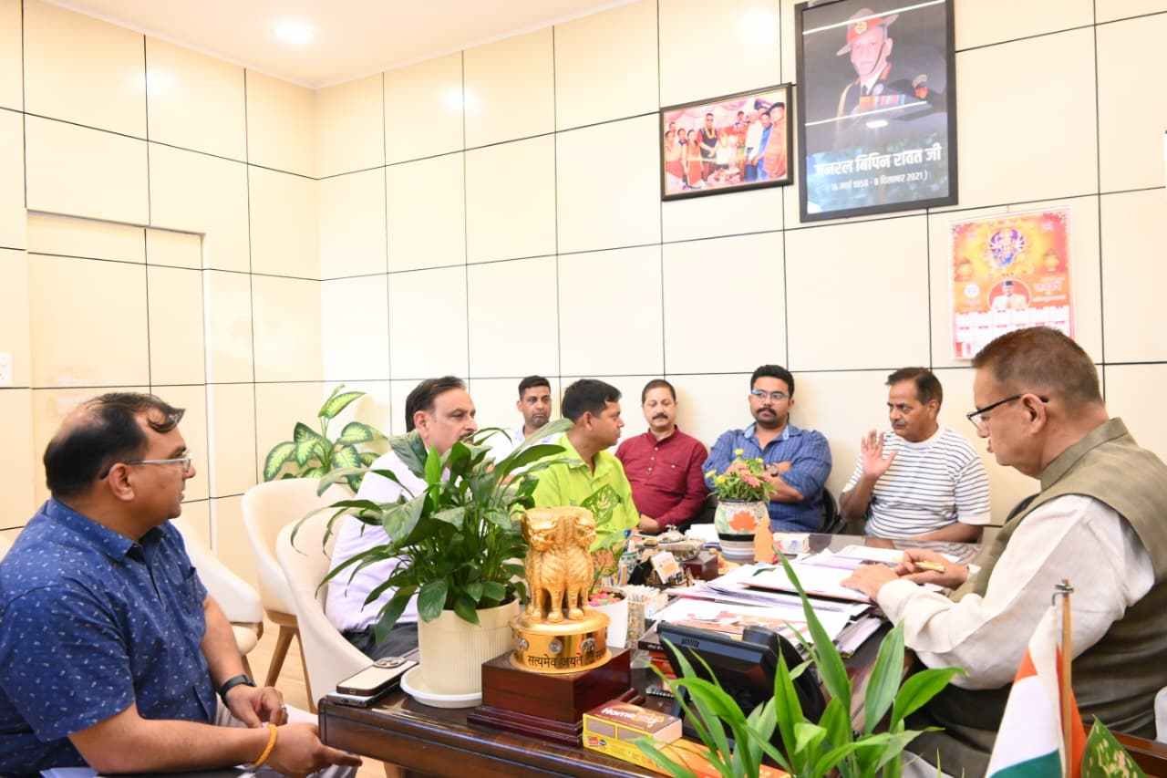 मसूरी विधानसभा क्षेत्र की सड़कों की समीक्षा, मोतीलाल नेहरू मार्ग की बदहाल स्थिति पर मंत्री गणेश जोशी नाराज