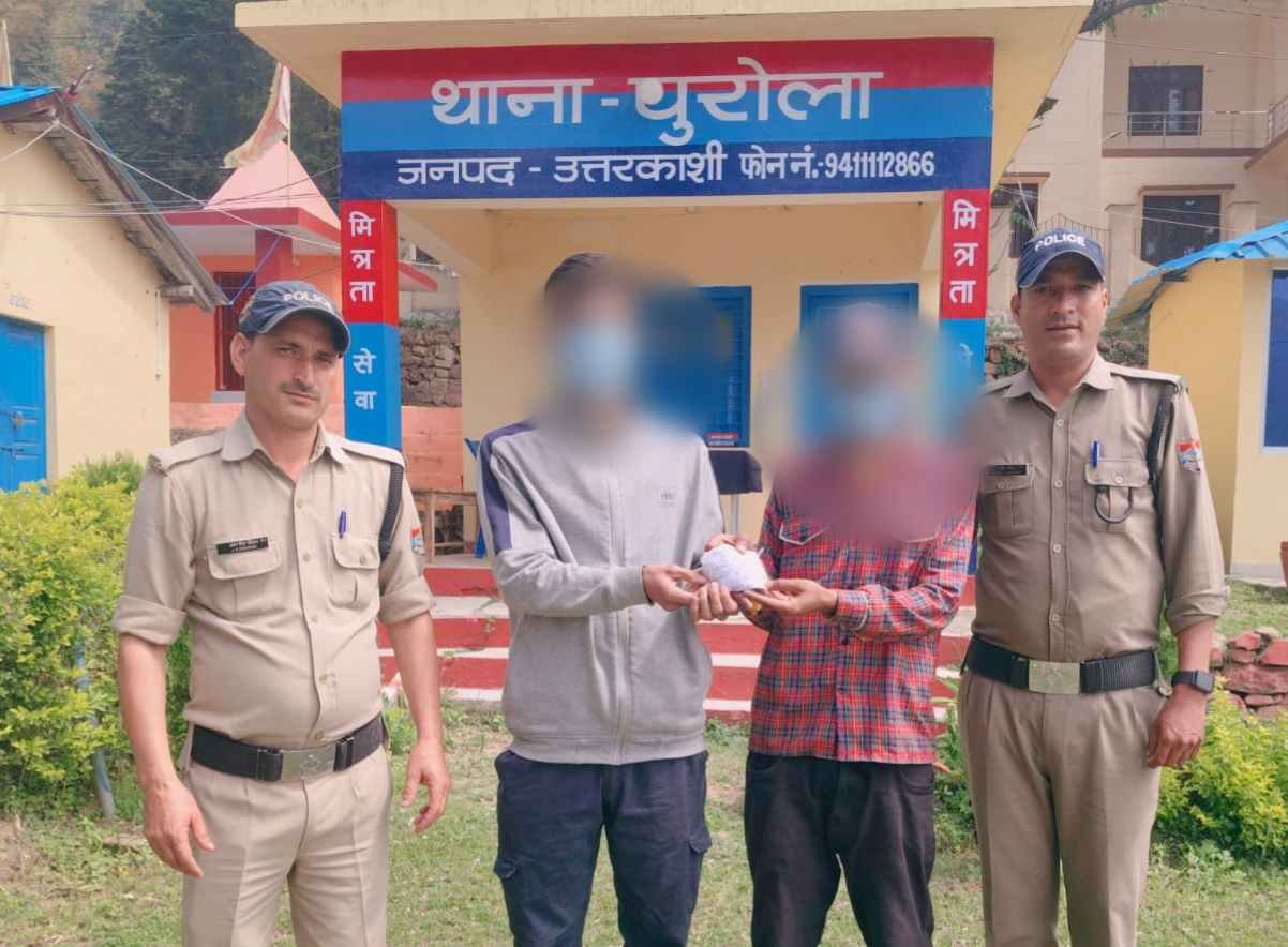चारधाम यात्रा के दौरान नशा तस्करों पर उत्तरकाशी पुलिस का शिकंजा, दो तस्कर गिरफ्तार