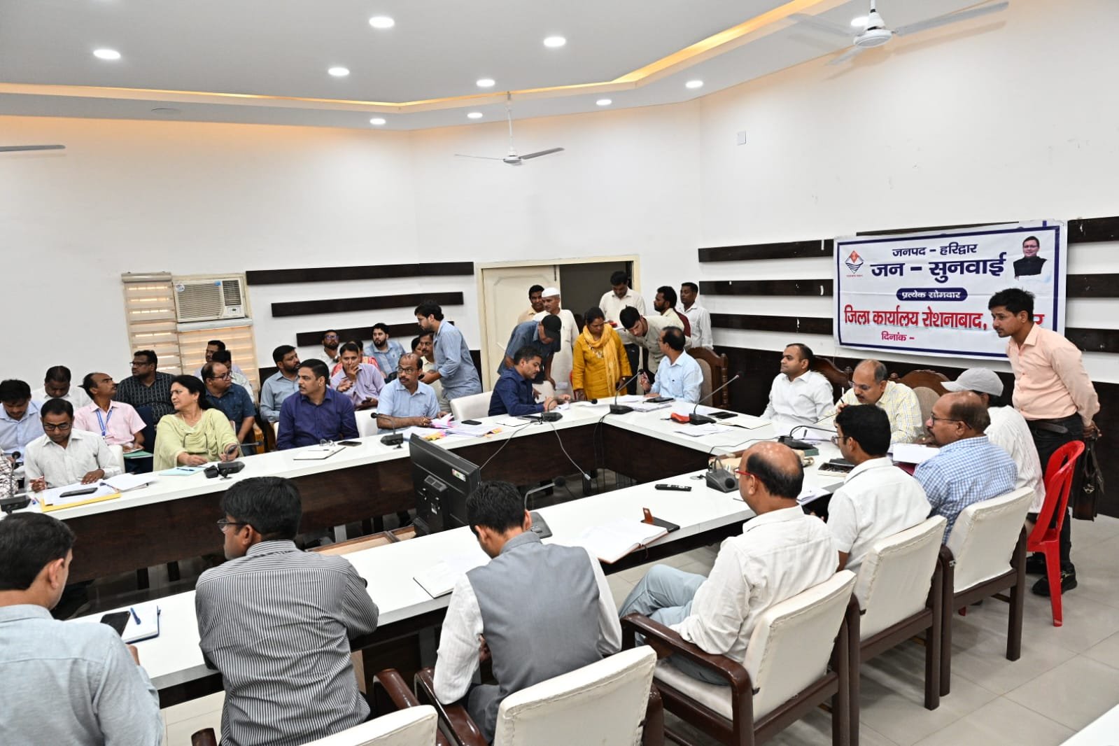 जनसुनवाई में डीएम मयूर दीक्षित सख्त, 72 शिकायतों में 38 का मौके पर निस्तारण