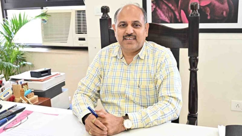 सीडीओ डॉ. ललित नारायण मिश्र साइकिल से पहुंचे जनसुनवाई कार्यक्रम, दिया पर्यावरण संरक्षण का संदेश