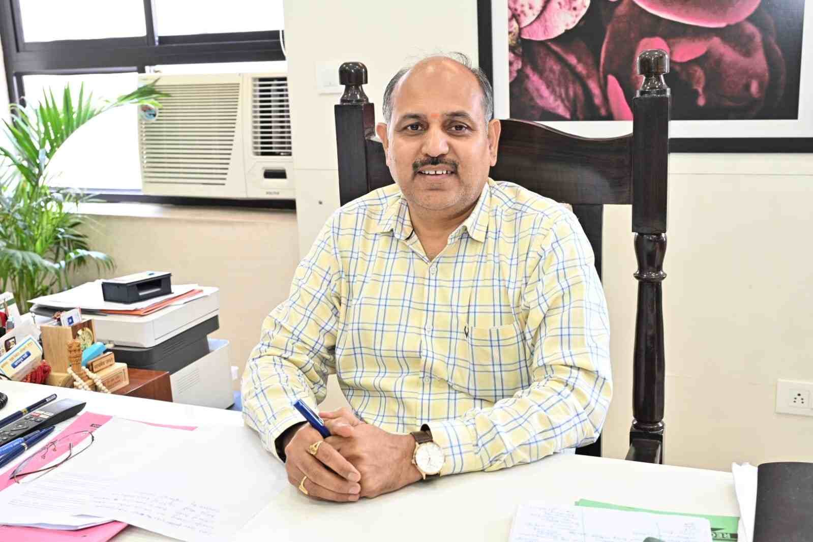 सीडीओ डॉ. ललित नारायण मिश्र साइकिल से पहुंचे जनसुनवाई कार्यक्रम, दिया पर्यावरण संरक्षण का संदेश