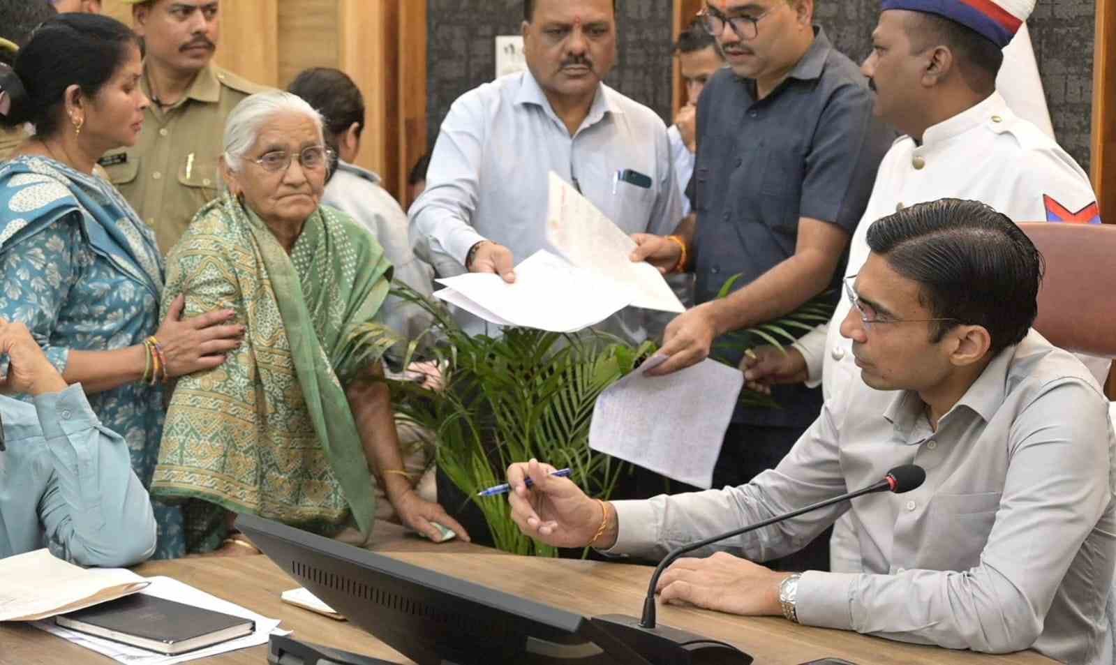जन दर्शन बना जनसमस्याओं के समाधान का भरोसेमंद मंच, 300 से अधिक फरियादियों की समस्याएं सुनी गईं