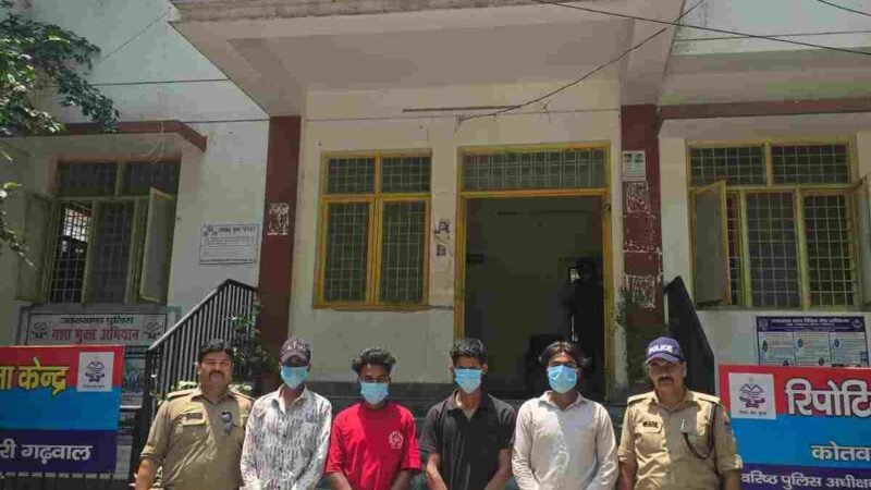 राहगीरों से अभद्रता और मारपीट पर उतारू युवकों के खिलाफ “ऑपरेशन प्रहार” के तहत टिहरी पुलिस की कार्रवाई