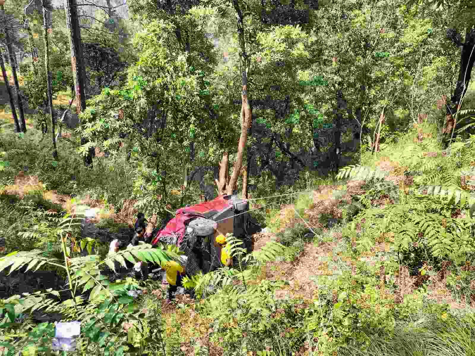 नैनीताल सड़क हादसे में एक ही परिवार के चार लोगों समेत चालक की मौत