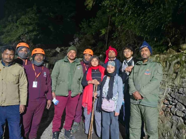 केदारनाथ यात्रा में शॉर्टकट पड़ा भारी, नदी किनारे फंसे 4 दिल्ली निवासी श्रद्धालुओं का रुद्रप्रयाग पुलिस ने किया सफल रेस्क्यू