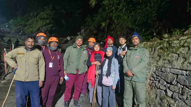 केदारनाथ यात्रा में शॉर्टकट पड़ा भारी, नदी किनारे फंसे 4 दिल्ली निवासी श्रद्धालुओं का रुद्रप्रयाग पुलिस ने किया सफल रेस्क्यू