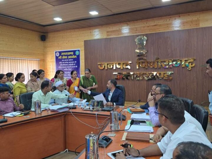 डीएम आशीष कुमार भटगांई ने जनसुनवाई&nbsp; में अधिकारियों को दिए समयबद्ध समाधान के सख्त निर्देश