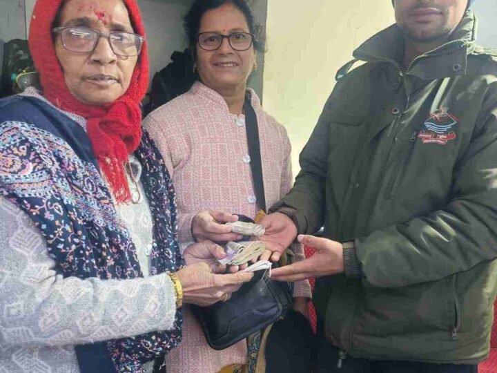 केदारनाथ धाम में उत्तराखंड पुलिस की ईमानदारी, महाराष्ट्र की श्रद्धालु का ₹22 हजार से भरा पर्स लौटाया