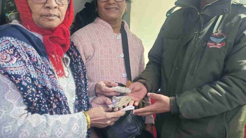 केदारनाथ धाम में उत्तराखंड पुलिस की ईमानदारी, महाराष्ट्र की श्रद्धालु का ₹22 हजार से भरा पर्स लौटाया