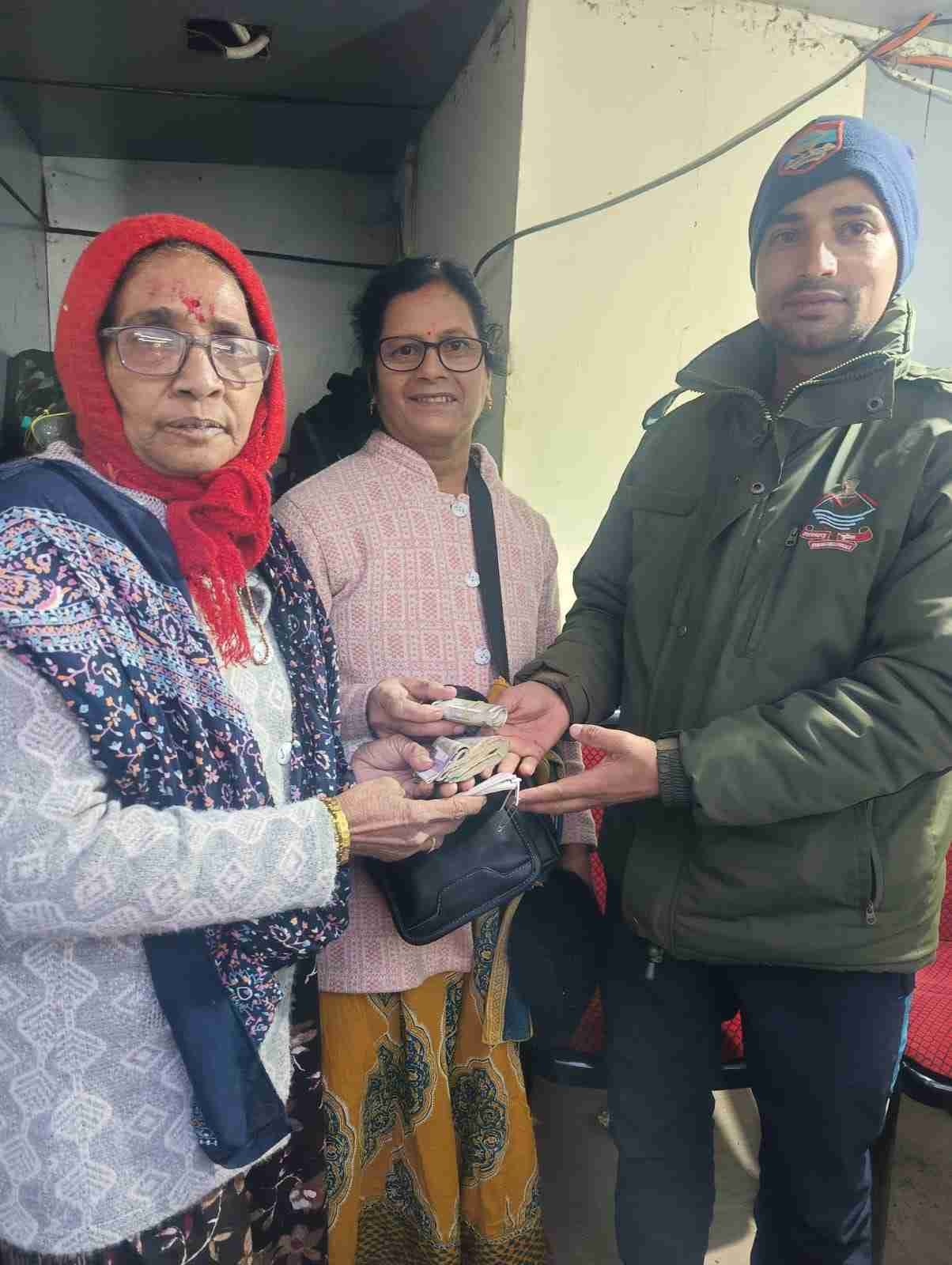 केदारनाथ धाम में उत्तराखंड पुलिस की ईमानदारी, महाराष्ट्र की श्रद्धालु का ₹22 हजार से भरा पर्स लौटाया