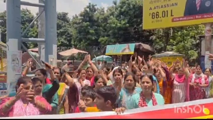 कालाढूंगी में आबादी क्षेत्र में शराब की दुकान खोलने का विरोध, सैकड़ों लोगों ने किया प्रदर्शन