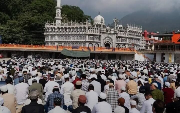 खेल के मैदान में बक़रीद नमाज अदा कर मुस्लिम समुदाय के लोगों ने  देश, प्रदेश की खुशहाली की कामना की।