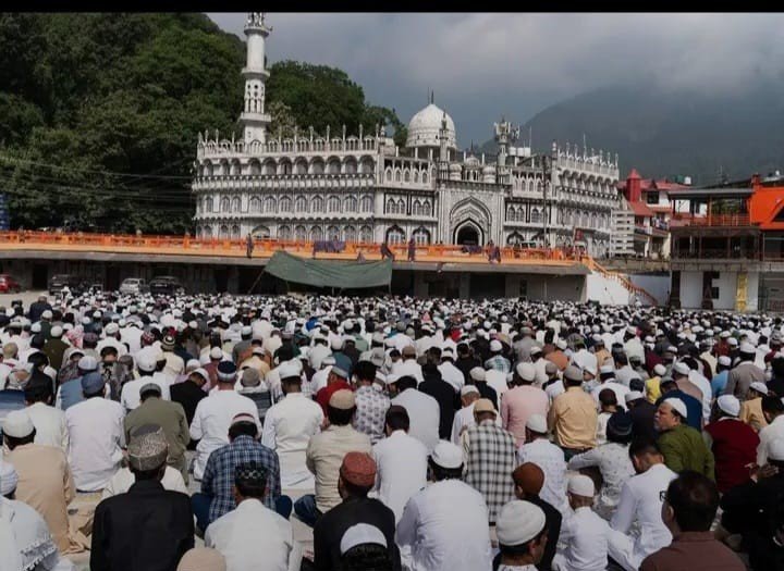 खेल के मैदान में बक़रीद नमाज अदा कर मुस्लिम समुदाय के लोगों ने  देश, प्रदेश की खुशहाली की कामना की।