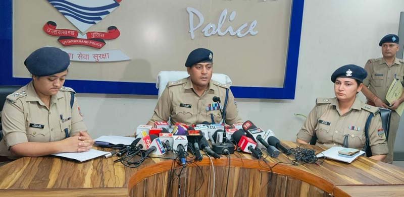 पहाड़ के लोगों और फौजियों को जमीन के नाम पर ठगने वाला शातिर जालसाज गिरफ्तार,30 लाख की भूमि धोखाधड़ी का मामला
