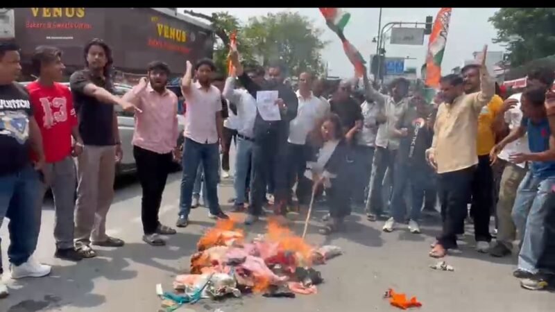 चंपावत गैंगरेप कांड के विरोध में कांग्रेस का प्रदर्शन, मुख्यमंत्री के इस्तीफे की मांग