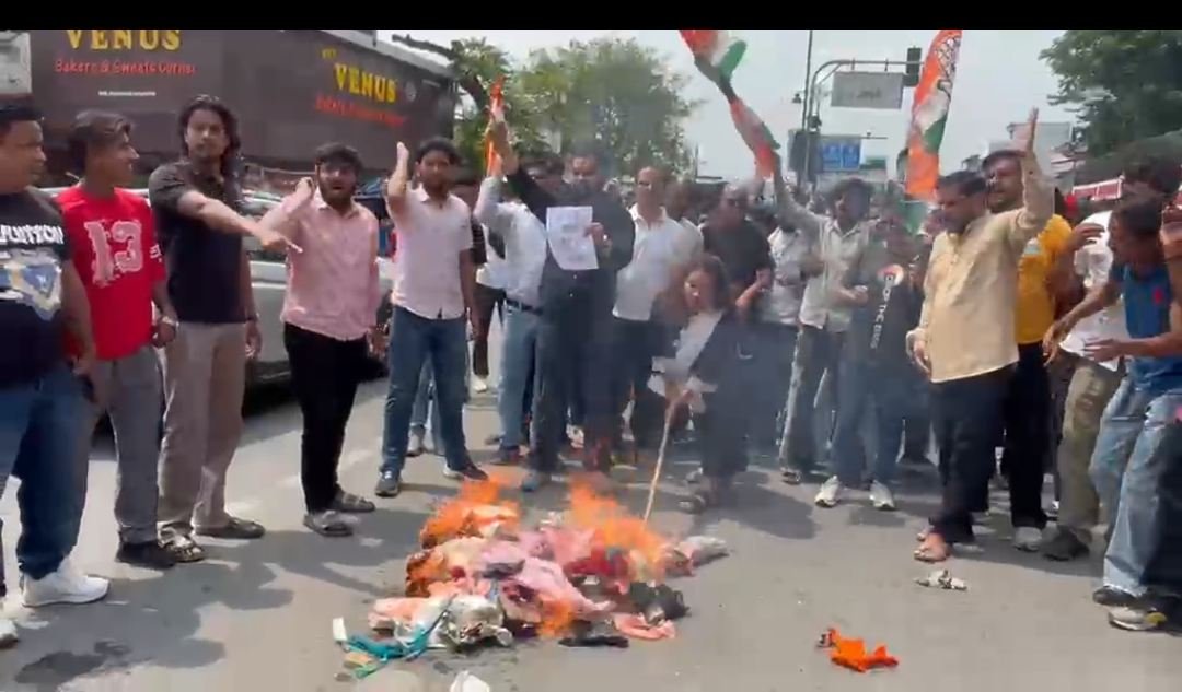 चंपावत गैंगरेप कांड के विरोध में कांग्रेस का प्रदर्शन, मुख्यमंत्री के इस्तीफे की मांग