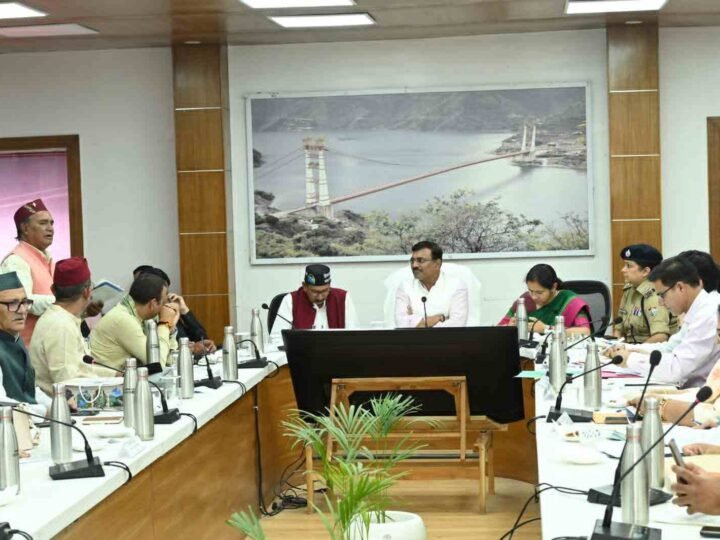 जनसमस्याओं के त्वरित समाधान पर जोर, मुख्य सचिव आनन्द बर्द्धन ने टिहरी में जनप्रतिनिधियों के साथ किया विकास कार्यों का मंथन