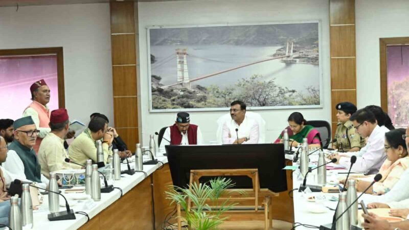जनसमस्याओं के त्वरित समाधान पर जोर, मुख्य सचिव आनन्द बर्द्धन ने टिहरी में जनप्रतिनिधियों के साथ किया विकास कार्यों का मंथन