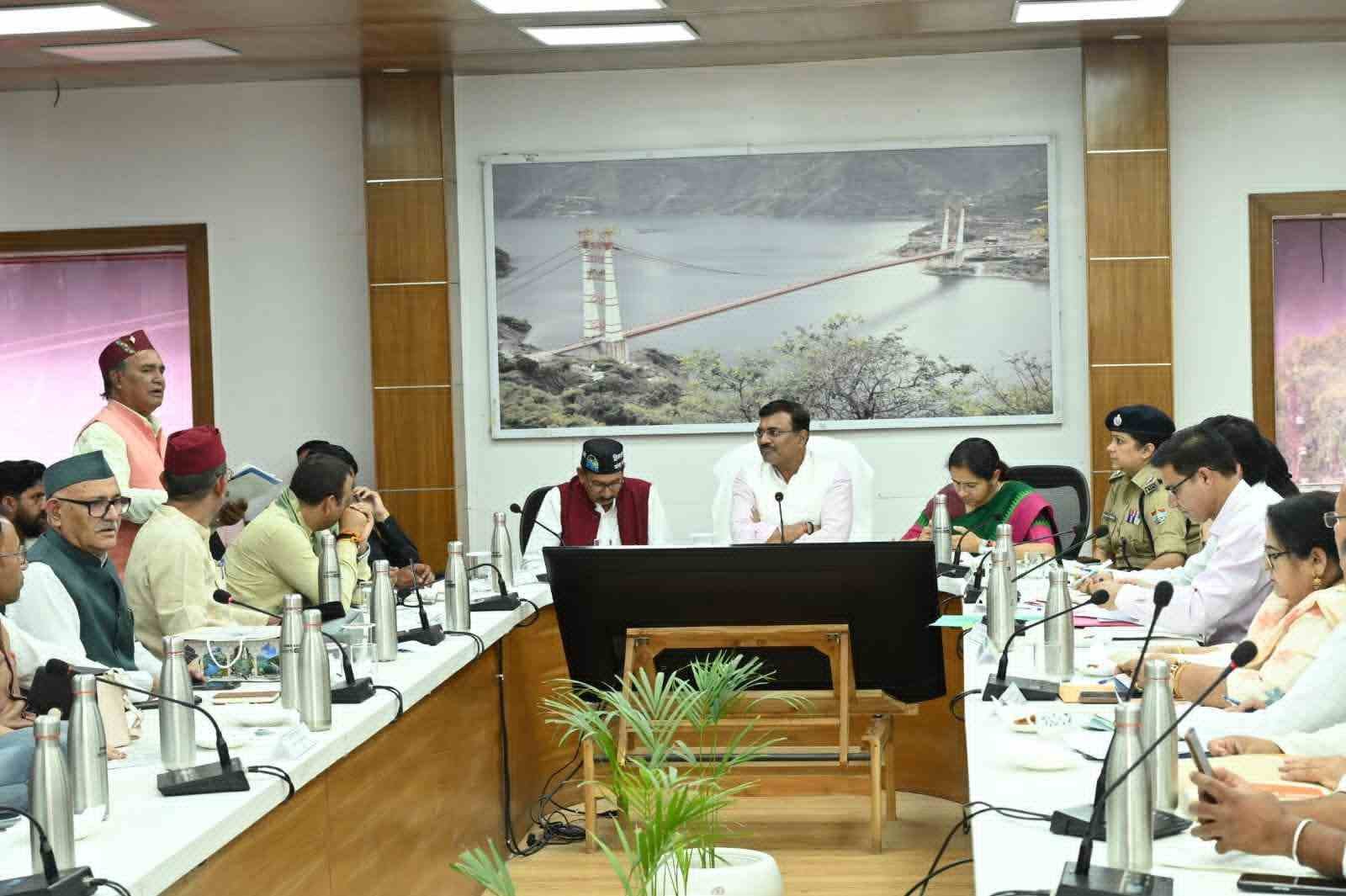 जनसमस्याओं के त्वरित समाधान पर जोर, मुख्य सचिव आनन्द बर्द्धन ने टिहरी में जनप्रतिनिधियों के साथ किया विकास कार्यों का मंथन