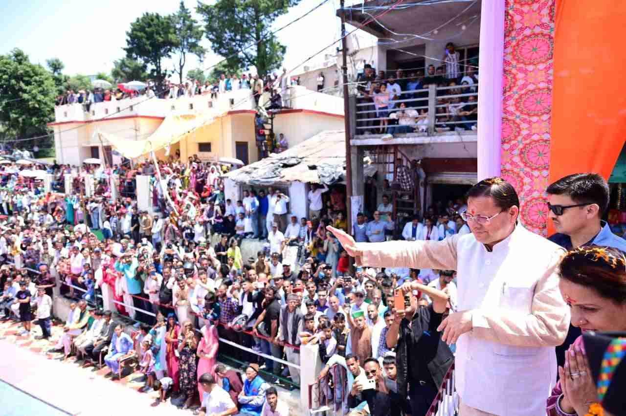 जौनसार बावर महोत्सव में मुख्यमंत्री धामी ने की विकास योजनाओं की घोषणाएं, जनजातीय संस्कृति को बताया प्रदेश की पहचान