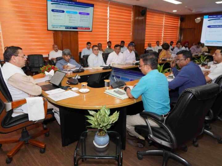 ₹6,940 करोड़ की 12 प्रमुख परियोजनाओं की मुख्यमंत्री धामी ने की समीक्षा, कार्यों में तेजी लाने के निर्देश