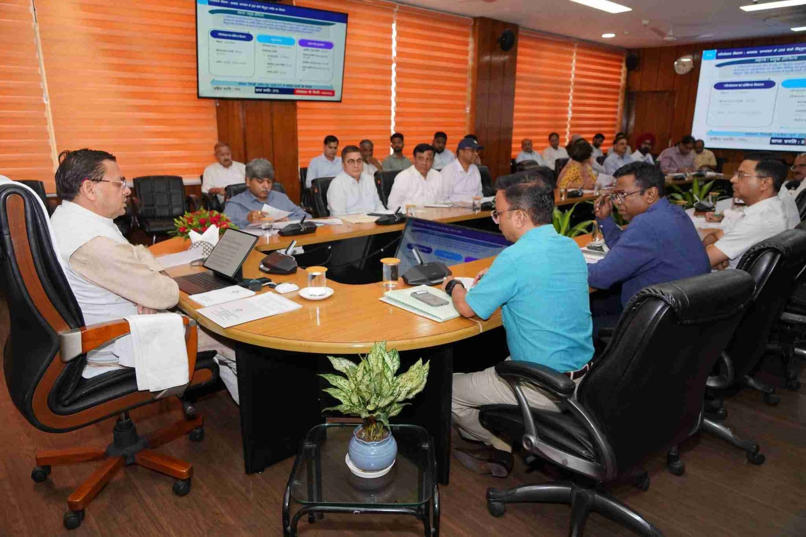 ₹6,940 करोड़ की 12 प्रमुख परियोजनाओं की मुख्यमंत्री धामी ने की समीक्षा, कार्यों में तेजी लाने के निर्देश