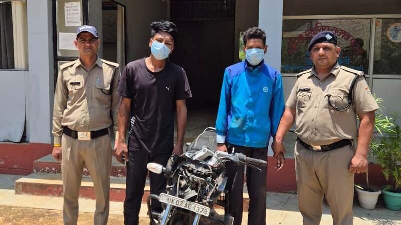 मानवीय संवेदनशीलता से बचाई जान, जांच में निकले बाइक चोर; टिहरी पुलिस ने 24 घंटे में किया खुलासा