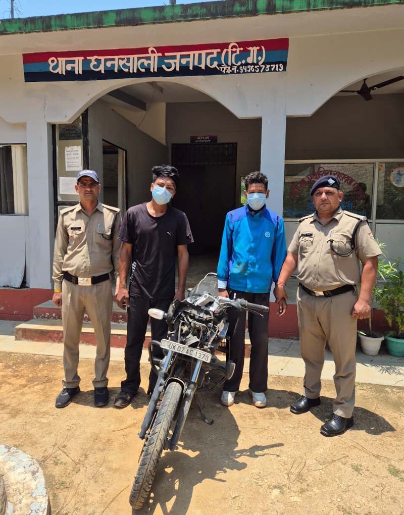 मानवीय संवेदनशीलता से बचाई जान, जांच में निकले बाइक चोर; टिहरी पुलिस ने 24 घंटे में किया खुलासा