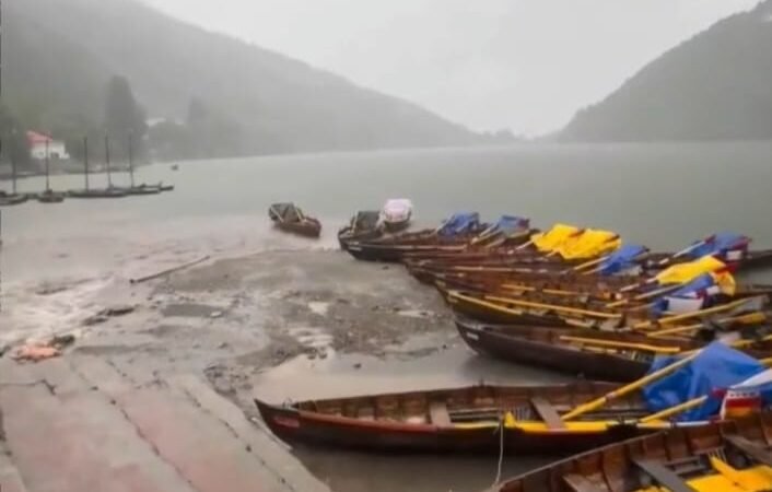 देर रात से हो रही है मूसलाधार बारिश से जन जीवन हुआ अस्त व्यस्त।