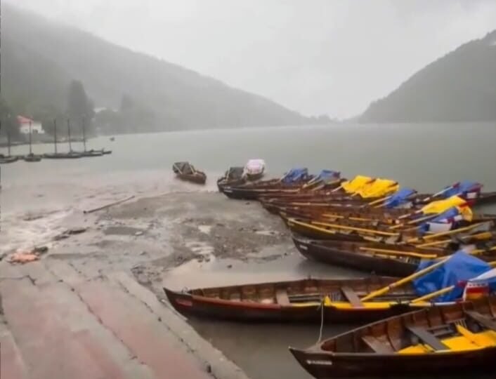 देर रात से हो रही है मूसलाधार बारिश से जन जीवन हुआ अस्त व्यस्त।