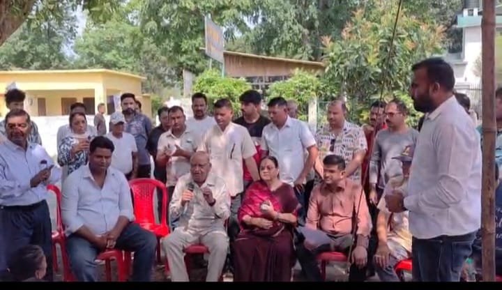 45 दिन के भीतर आबादी क्षेत्र से हटेगी अंग्रेजी शराब की दुकान, विधायक बंशीधर भगत के आश्वासन पर आंदोलन स्थगित