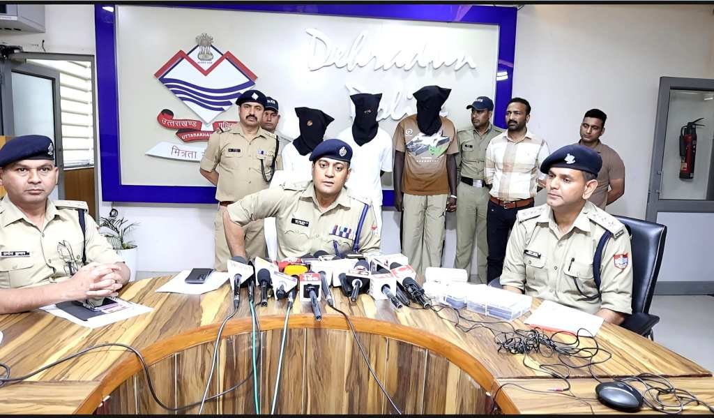 दून पुलिस का बड़ा प्रहार: 20 लाख की कोकीन के साथ कोबरा गैंग के 2 विदेशी समेत 3 तस्कर गिरफ्तार