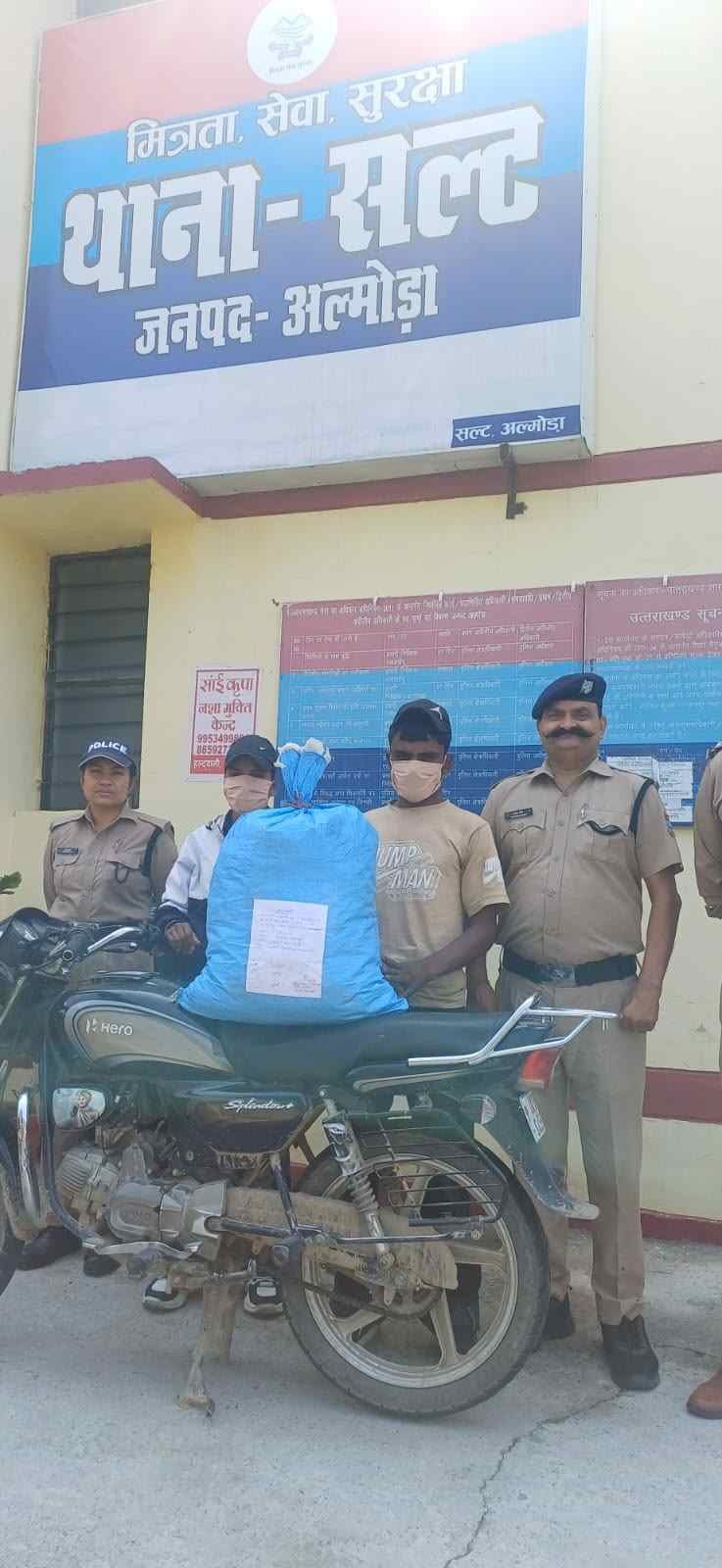 अल्मोड़ा पुलिस की बड़ी कार्रवाई: 11.130 किलो गांजे के साथ दो तस्कर गिरफ्तार, 2.78 लाख की खेप बरामद