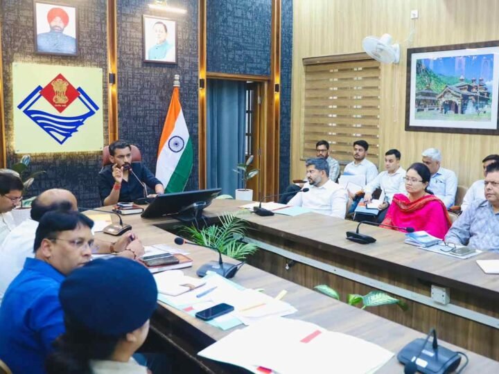 जन शिकायतों के निस्तारण में लापरवाही पर डीएम सख्त, लंबित मामलों पर विभागों को चेतावनी, सीएमओ को नोटिस