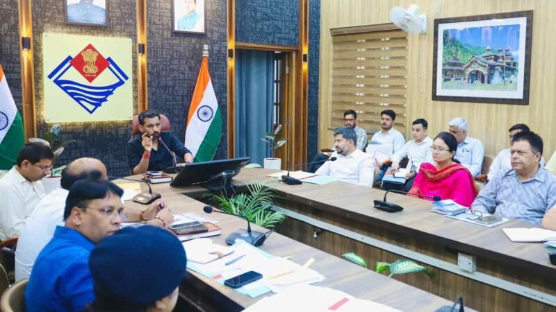 जन शिकायतों के निस्तारण में लापरवाही पर डीएम सख्त, लंबित मामलों पर विभागों को चेतावनी, सीएमओ को नोटिस