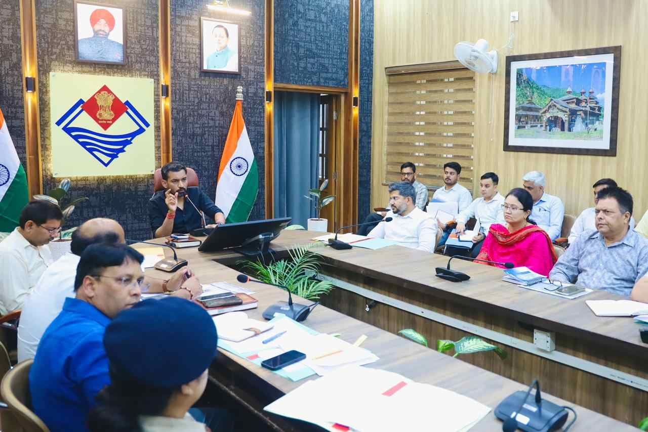 जन शिकायतों के निस्तारण में लापरवाही पर डीएम सख्त, लंबित मामलों पर विभागों को चेतावनी, सीएमओ को नोटिस