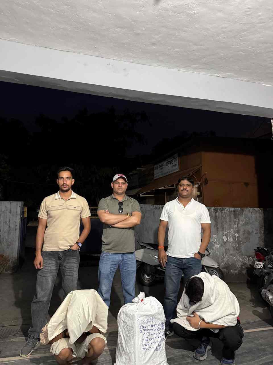 फूड प्लाजा रेस्टोरेंट में आबकारी विभाग की छापेमारी, अवैध शराब बरामद; दो गिरफ्तार