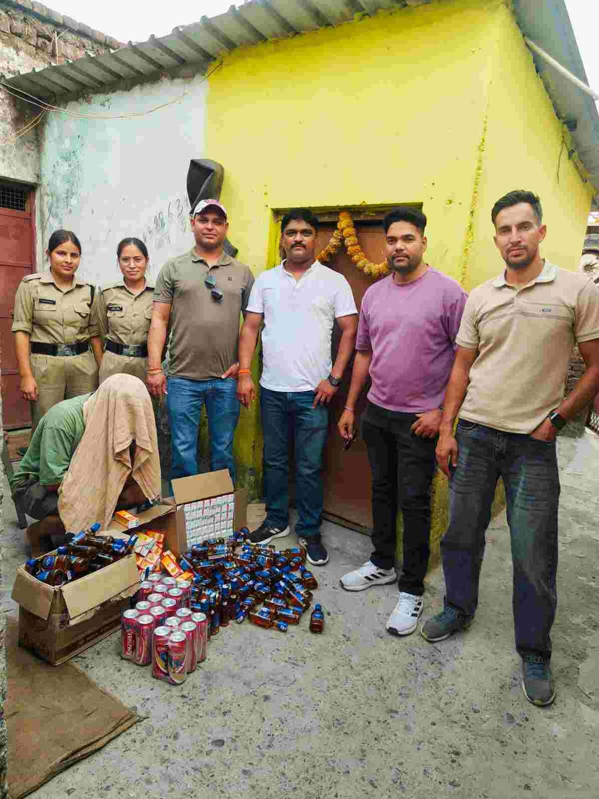 टिहरी बस अड्डे के पास अवैध शराब का जखीरा बरामद, एक आरोपी गिरफ्तार
