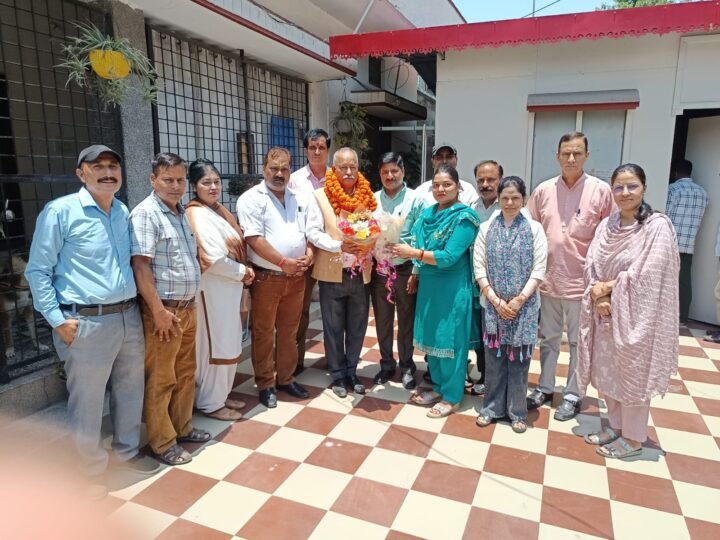 मिनिस्ट्रियल कर्मचारियों को दुर्गम क्षेत्र का लाभ दिलाने पर जन संघर्ष मोर्चा अध्यक्ष रघुनाथ सिंह नेगी का अभिनंदन