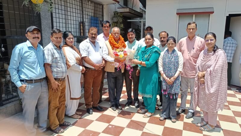 मिनिस्ट्रियल कर्मचारियों को दुर्गम क्षेत्र का लाभ दिलाने पर जन संघर्ष मोर्चा अध्यक्ष रघुनाथ सिंह नेगी का अभिनंदन