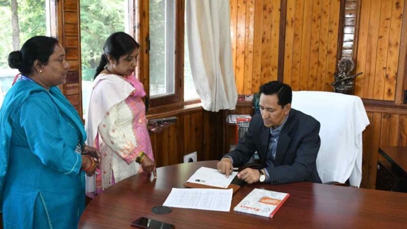 एसआईआर का बिगुल आज से शुरू हो गया। शुरुआत राज्यपाल गुरमीत सिंह को गणना फार्म देकर की गई